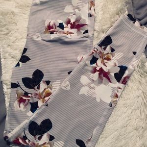 Gray flowered leggings